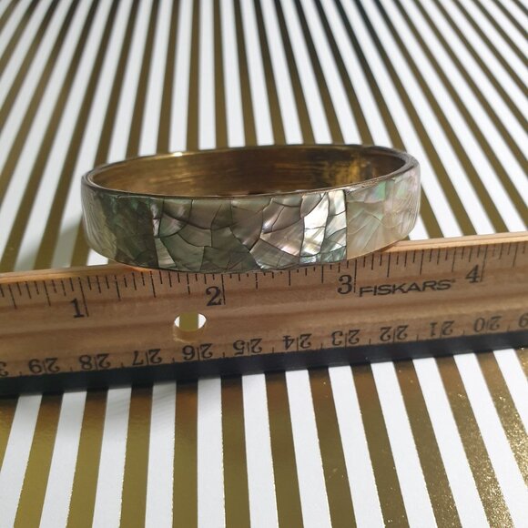 Vintage Mother Of Pearl Inlay Brass Bangle Bracelet Irridescent Beach Core Gift - Picture 2 of 5